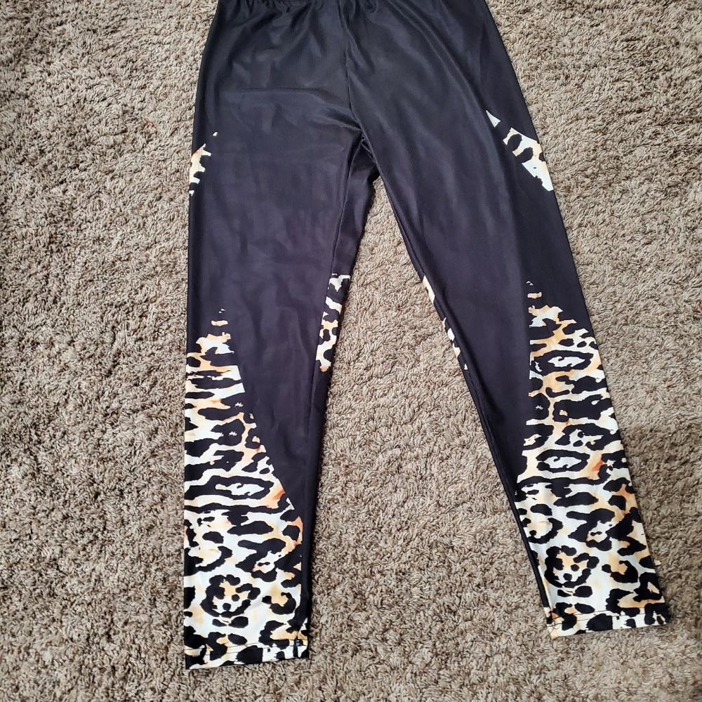Black n leopard leggings New w/o tag XL